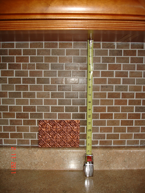wc-20-antique-copper-6x4-swatch-between-cabinets-and-the-countertop.png